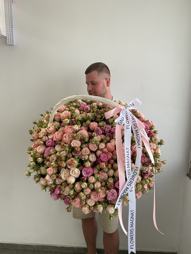 Кустовые розы в корзине, артикул F1471487 - 39600 рублей, доставка по городу. Flawery - доставка цветов