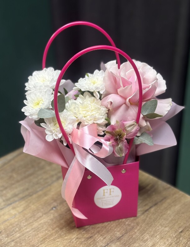 Букет в сумочке «фуксия», артикул F1451845 - 1950 рублей, доставка по городу. Flawery - доставка цветов