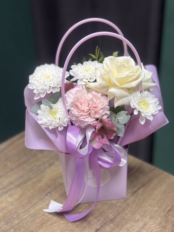 Цветы в сумочке «романс», артикул F1451846 - 1950 рублей, доставка по городу. Flawery - доставка цветов