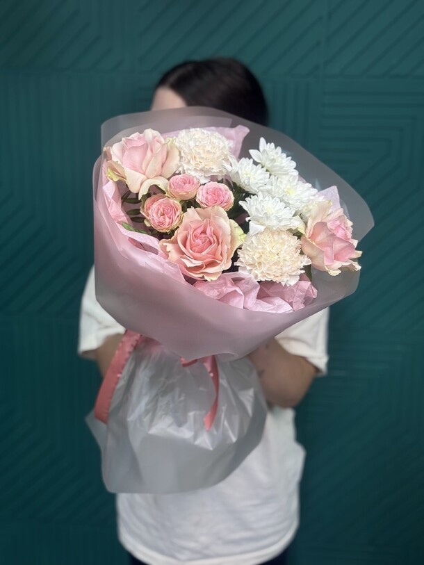 Букет с ажурной и кустовой розой, артикул F1462829 - 3490 рублей, доставка по городу. Flawery - доставка цветов