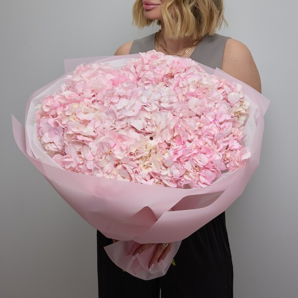 Букет с розовой гортензией (011), артикул F1447419 - 7990 рублей, доставка по городу. Flawery - доставка цветов