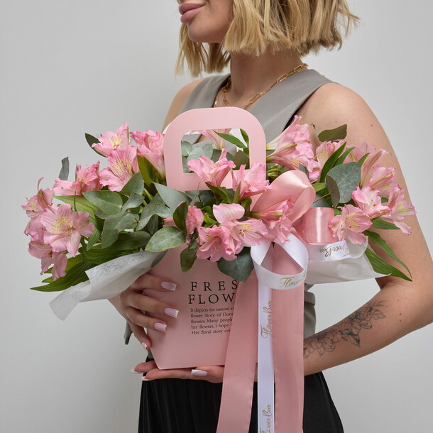 Розовые альстромерии в сумочке (184), артикул F1455856 - 3490 рублей, доставка по городу. Flawery - доставка цветов