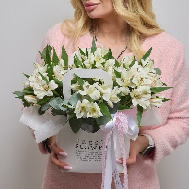 Белые альстромерии в сумочке (185), артикул F1455858 - 3990 рублей, доставка по городу. Flawery - доставка цветов