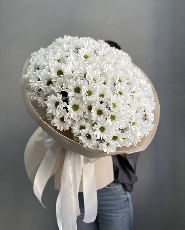 Букет из хризантем кустовых, артикул F1522831 - 5600 рублей, доставка по городу. Flawery - доставка цветов