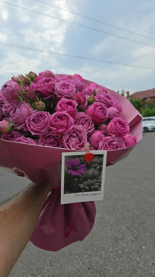 Букет из 15 кустовых роз, артикул F1446382 - 6100 рублей, доставка по городу. Flawery - доставка цветов