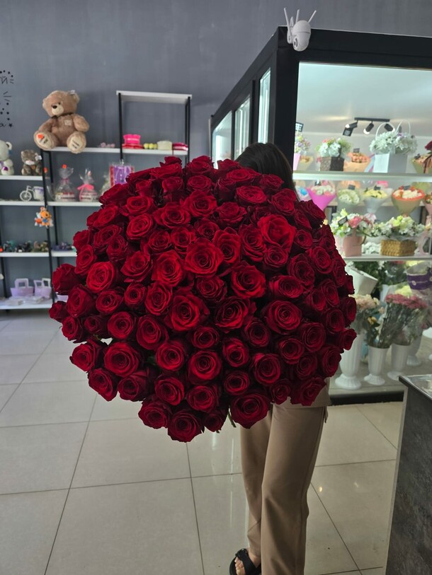 Красные розы эксплорер, артикул F1446788 - 17100 рублей, доставка по городу. Flawery - доставка цветов