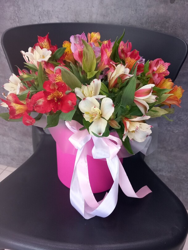 Альстромерия в коробке, артикул F1447945 - 1750 рублей, доставка по городу. Flawery - доставка цветов