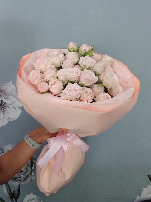 Букет из кустовых роз, артикул F1448588 - 2750 рублей, доставка по городу. Flawery - доставка цветов