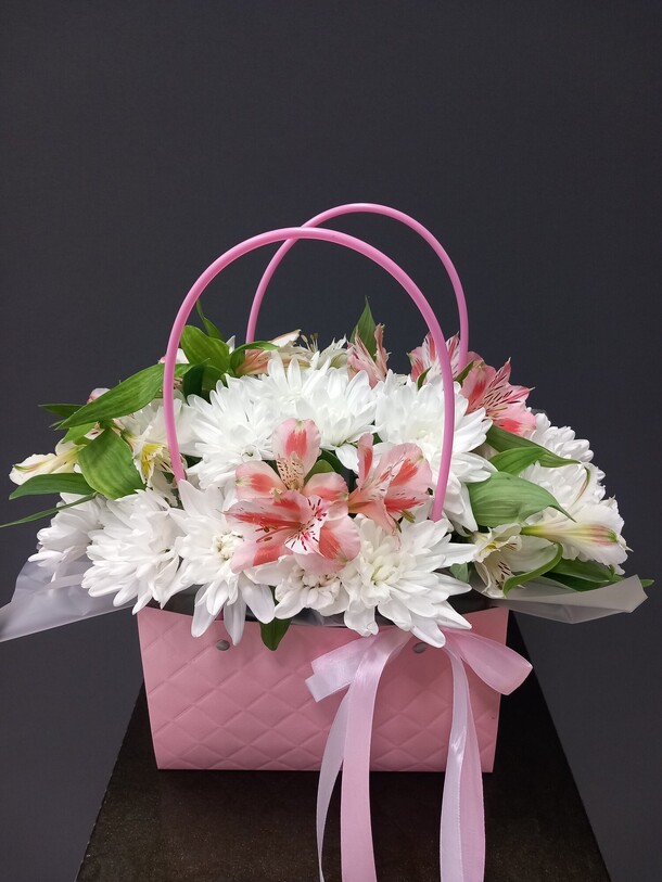 Сумочка с цветами, артикул F1470174 - 1700 рублей, доставка по городу. Flawery - доставка цветов