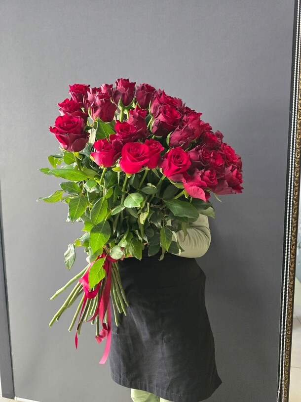 Букет из красных высоких роз 🌹, артикул F1489685 - 13250 рублей, доставка по городу. Flawery - доставка цветов