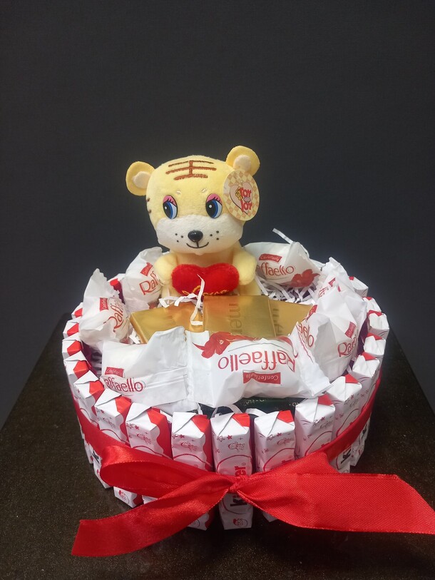 Набор из сладости, артикул F1502207 - 3250 рублей, доставка по городу. Flawery - доставка цветов