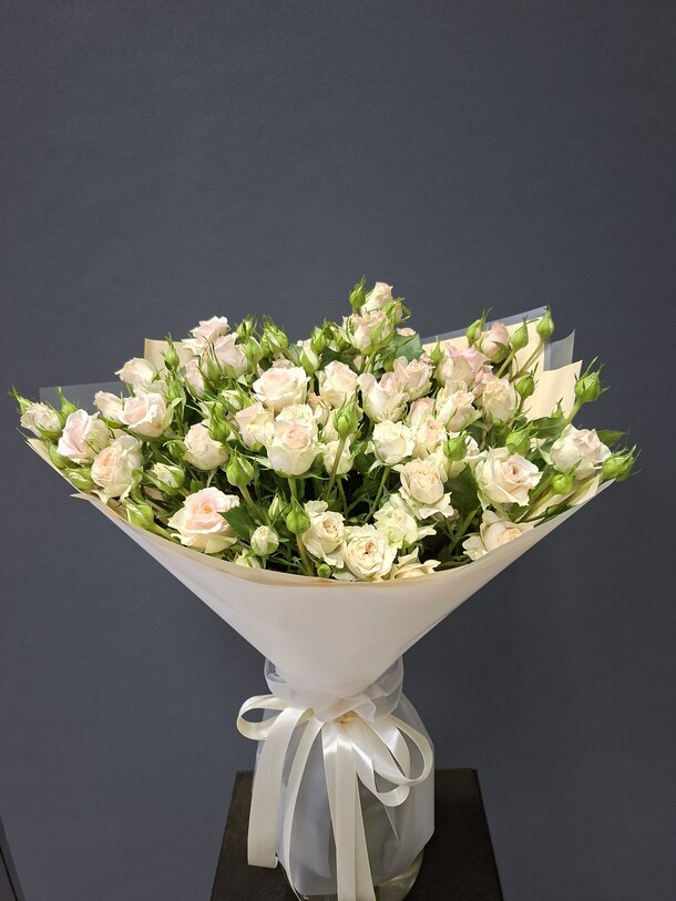 Букет из кустовых роз, артикул F1506572 - 3000 рублей, доставка по городу. Flawery - доставка цветов