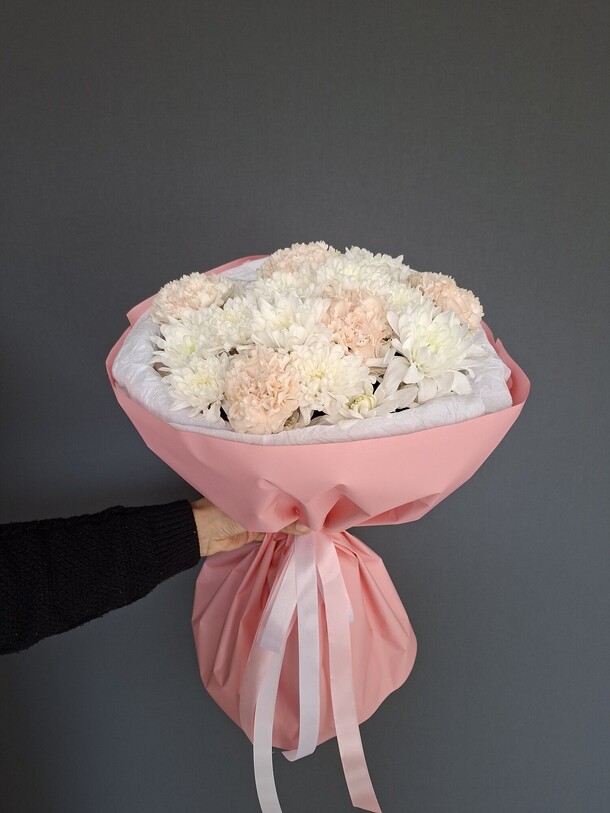 Букет из хризантемов и диантусов, артикул F1508889 - 2100 рублей, доставка по городу. Flawery - доставка цветов