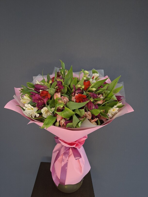 Букет из альстромерии, артикул F1516399 - 2200 рублей, доставка по городу. Flawery - доставка цветов