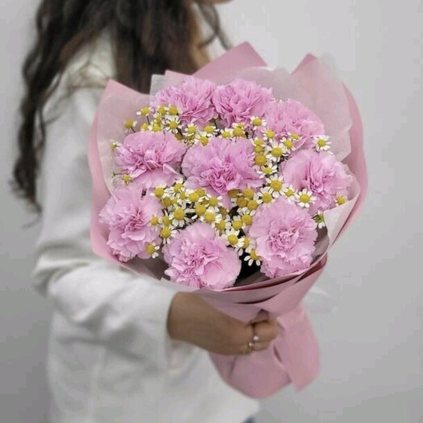 Букет с диантусами и ромашкой, артикул F1450144 - 3600 рублей, доставка по городу. Flawery - доставка цветов