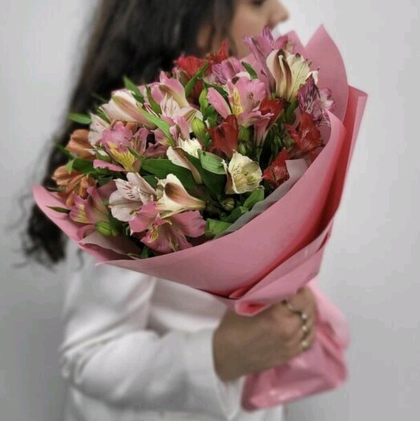 Букет микс альстромерий, артикул F1450145 - 3350 рублей, доставка по городу. Flawery - доставка цветов