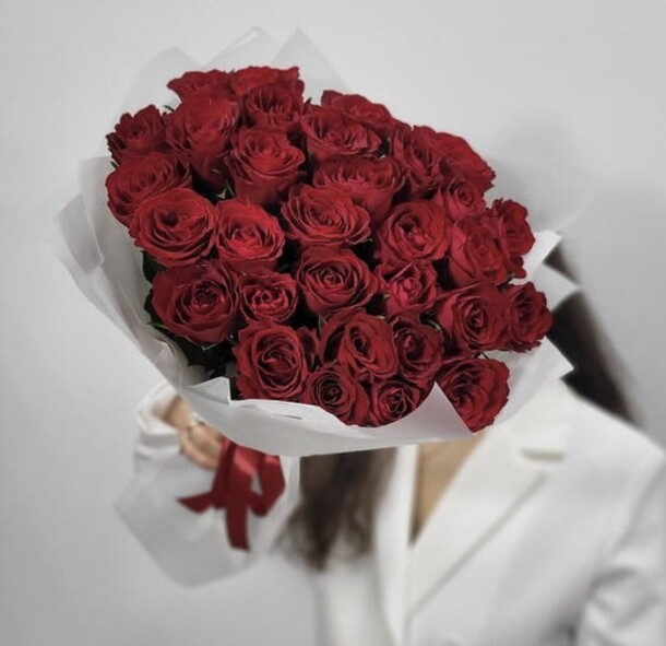 Монобукет из 31 красной розы, артикул F1450614 - 7420 рублей, доставка по городу. Flawery - доставка цветов