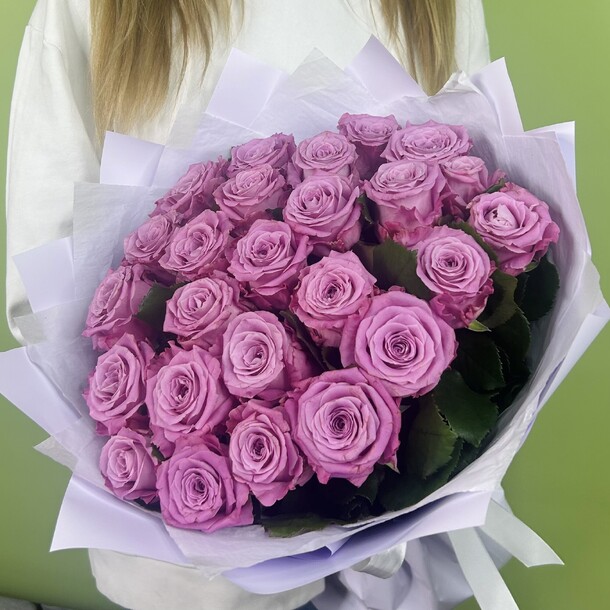 Сиреневые розы 25 шт (50 см)(россия), артикул F1450297 - 5200 рублей, доставка по городу. Flawery - доставка цветов