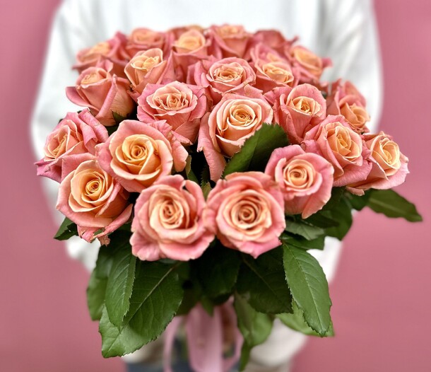 Букет из 25 персиковых роз, артикул F1455157 - 5100 рублей, доставка по городу. Flawery - доставка цветов