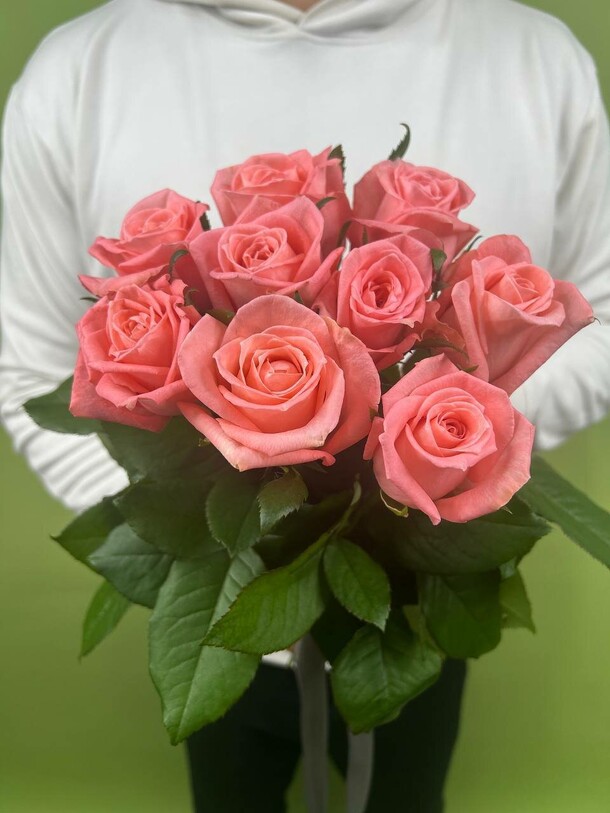 Букет из коралловых роз 9 штук, артикул F1456601 - 2299 рублей, доставка по городу. Flawery - доставка цветов