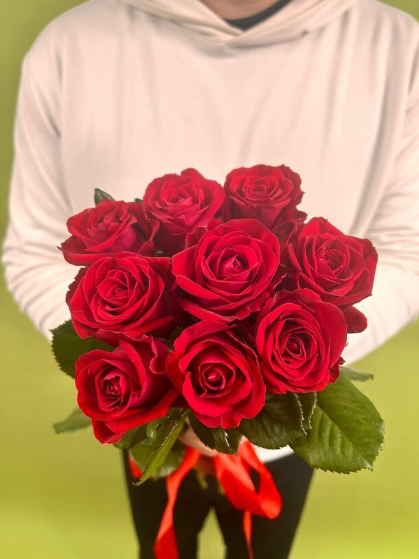 Букет из 9 красных роз, артикул F1457085 - 2396 рублей, доставка по городу. Flawery - доставка цветов