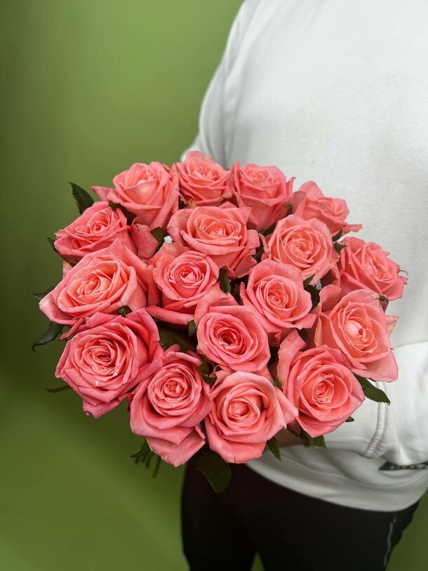 Букет из 17 коралловых роз, артикул F1457095 - 3674 рублей, доставка по городу. Flawery - доставка цветов