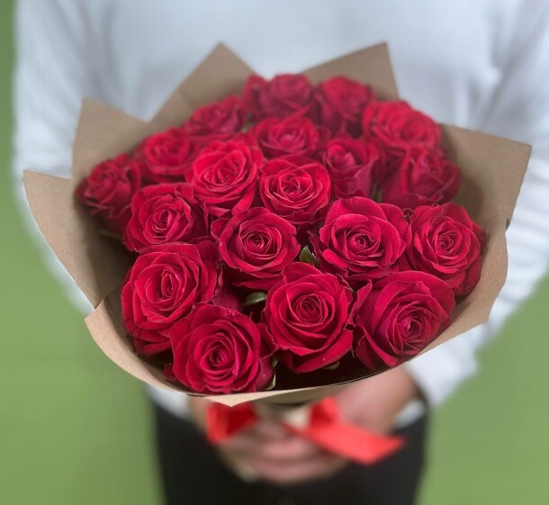 Букет из алых роз 19 шт, артикул F1457103 - 4606 рублей, доставка по городу. Flawery - доставка цветов