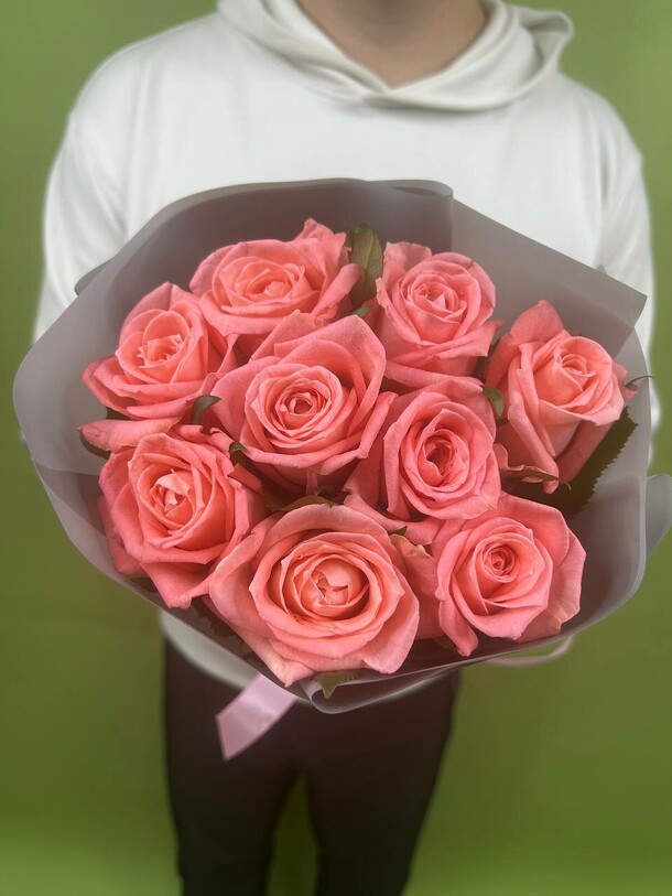 Букет из 9 коралловых роз в упаковке, артикул F1457111 - 2662 рублей, доставка по городу. Flawery - доставка цветов