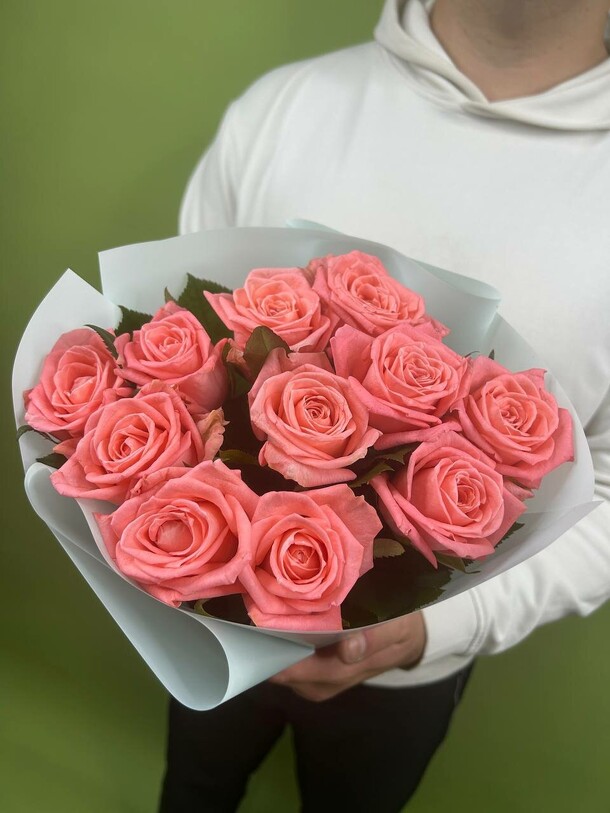 Букет из 11 коралловых роз, артикул F1457117 - 3073 рублей, доставка по городу. Flawery - доставка цветов