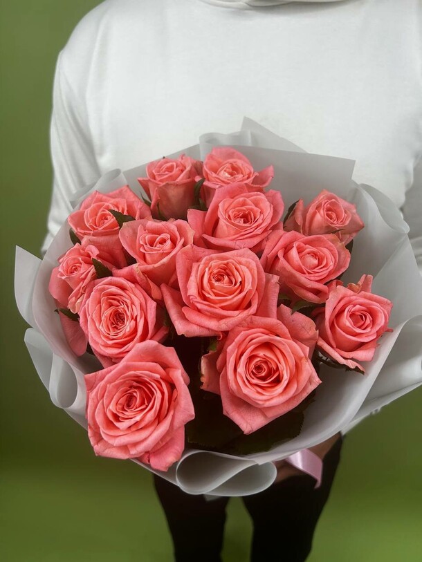 Букет из 13 коралловых роз, артикул F1457119 - 3013 рублей, доставка по городу. Flawery - доставка цветов