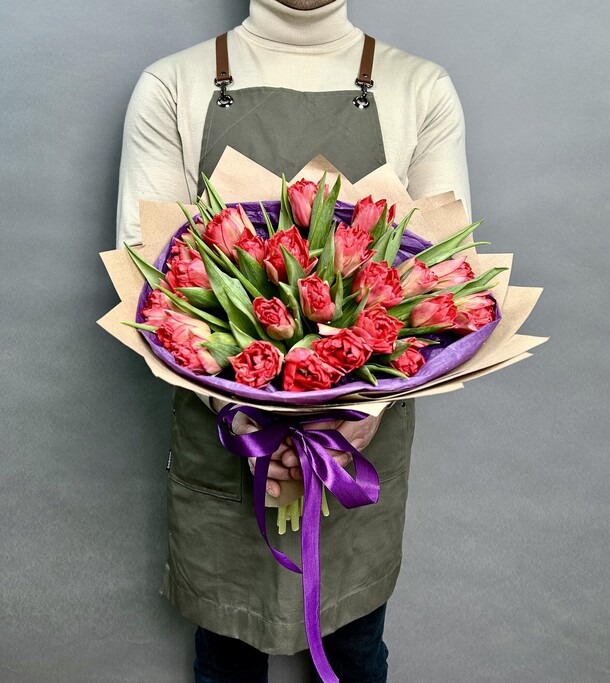 Букет из красных пионовидных тюльпанов в крафтовой упаковке, артикул F1518088 - 3980 рублей, доставка по городу. Flawery - доставка цветов