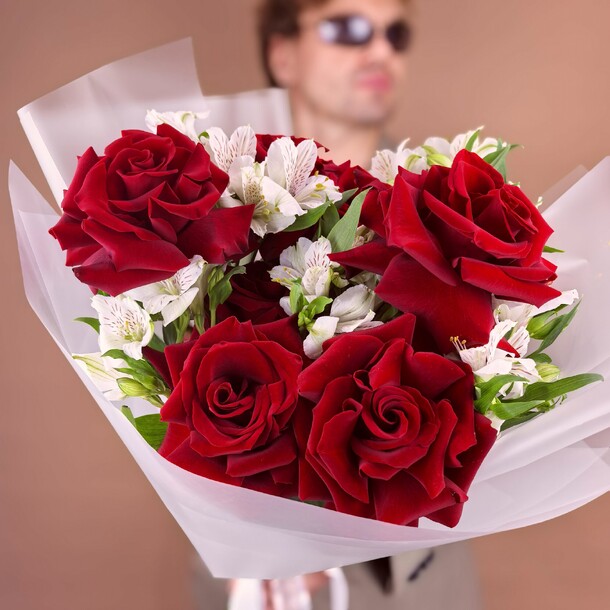 Букет красных французских роз 7 шт с альстромерией, артикул F1447959 - 5718 рублей, доставка по городу. Flawery - доставка цветов