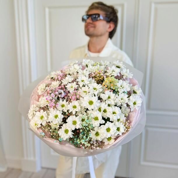 Букет из хризантем и гипсофилы 9шт, артикул F1448506 - 8180 рублей, доставка по городу. Flawery - доставка цветов