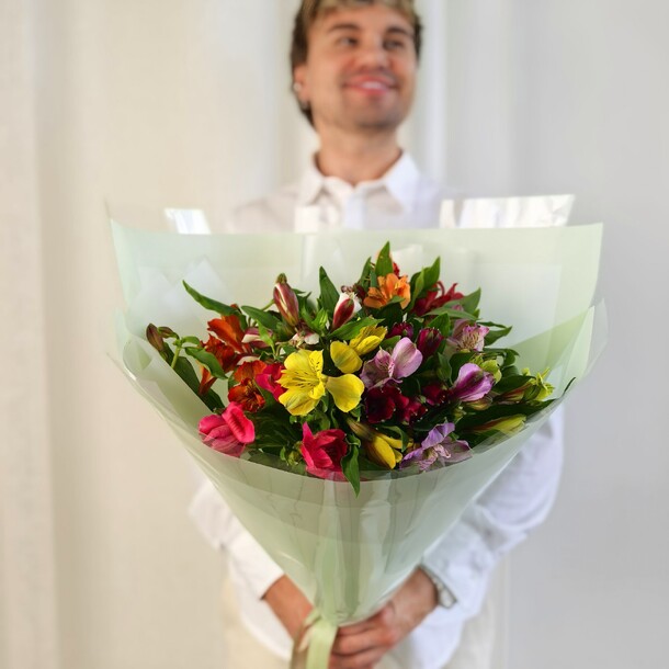 Букет цветных альстромерий 15 шт, артикул F1448816 - 4363 рублей, доставка по городу. Flawery - доставка цветов