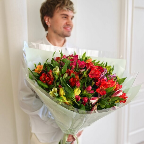 Большой букет из 35 альстромерий, артикул F1448822 - 9417 рублей, доставка по городу. Flawery - доставка цветов