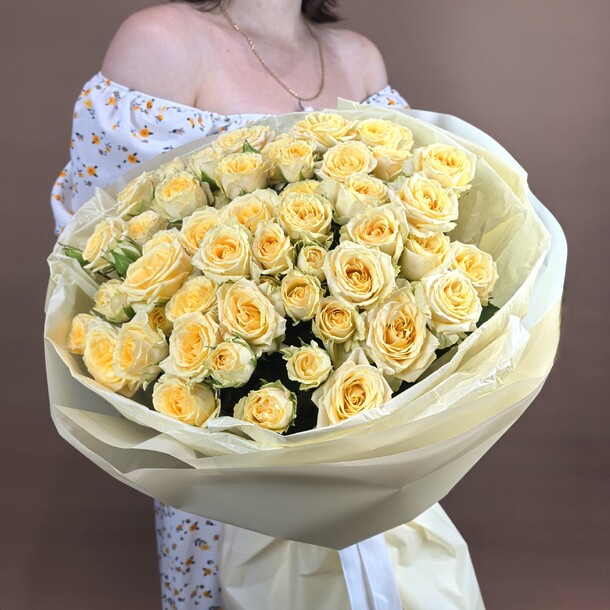 Букет с кустовыми розами 15 шт, артикул F1448863 - 5591 рублей, доставка по городу. Flawery - доставка цветов