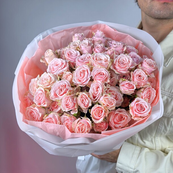 Букет из кустовых роз 15 шт, артикул F1448880 - 5592 рублей, доставка по городу. Flawery - доставка цветов