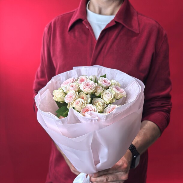 Комплимент из 5 кустовых роз, артикул F1448890 - 2281 рублей, доставка по городу. Flawery - доставка цветов