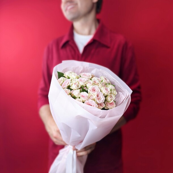 Нежный букет из 9 кустовых роз, артикул F1448892 - 3662 рублей, доставка по городу. Flawery - доставка цветов