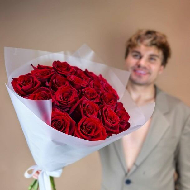 Букет из 25 бордовых роз, артикул F1448926 - 11579 рублей, доставка по городу. Flawery - доставка цветов