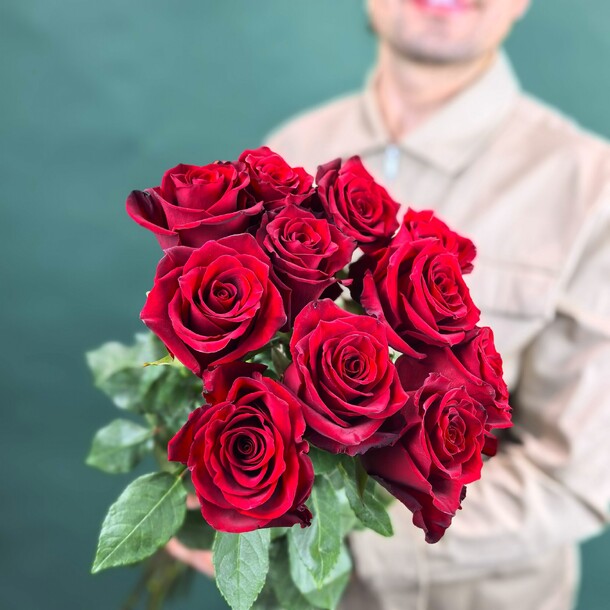 11 бордовых роз, артикул F1455581 - 5710 рублей, доставка по городу. Flawery - доставка цветов