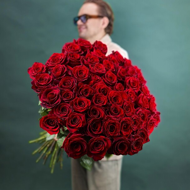 Букет розы эксплорер 51 шт, артикул F1455605 - 22554 рублей, доставка по городу. Flawery - доставка цветов