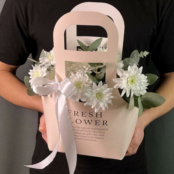 Кустовая хризантема с эвкалиптом в сумочке, артикул F1405161 - 3050 рублей, доставка по городу. Flawery - доставка цветов