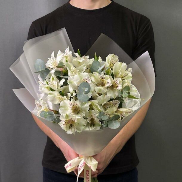 Монобукет из белой альстромерии и эвкалипта, артикул F1405182 - 4030 рублей, доставка по городу. Flawery - доставка цветов