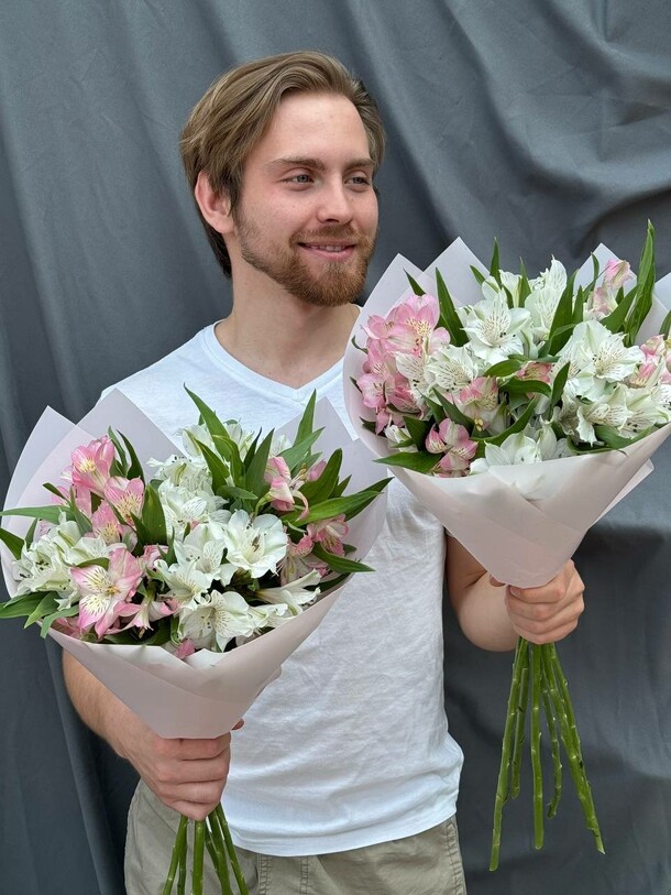 Нежный букет комплимент из альстромерий, артикул F1427471 - 3620 рублей, доставка по городу. Flawery - доставка цветов