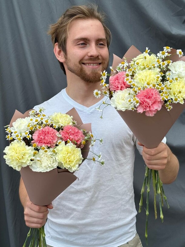 Букет из диантусов с ромашкой, артикул F1427489 - 4050 рублей, доставка по городу. Flawery - доставка цветов