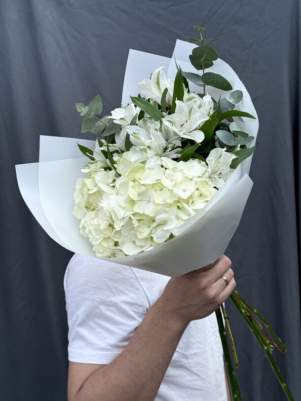 Нежный букет белая гортензия альстромерия эвкалипт 🎀, артикул F1435679 - 3920 рублей, доставка по городу. Flawery - доставка цветов