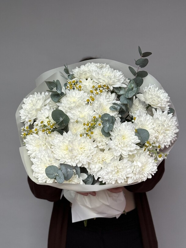 Объемный белый букет из кустовой хризантемы, танацетума и эвкалипта, артикул F1489510 - 6160 рублей, доставка по городу. Flawery - доставка цветов