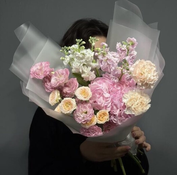 Букет с гортензией и ароматной маттиолой, артикул F1455430 - 4900 рублей, доставка по городу. Flawery - доставка цветов