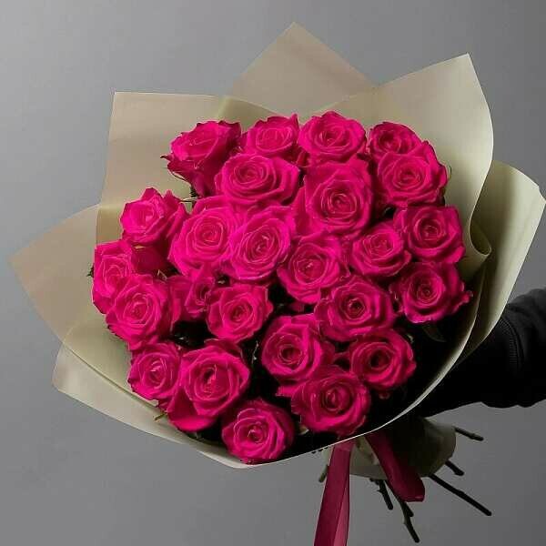 25 малиновых роз в крафте, артикул F1450349 - 11399 рублей, доставка по городу. Flawery - доставка цветов